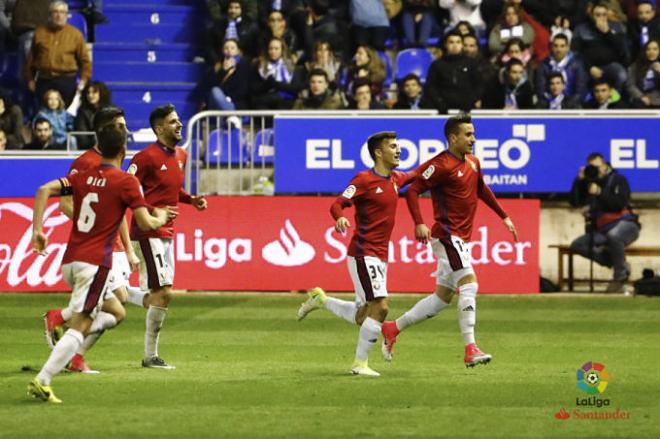 Los rojillos celebran el tanto de la victoria.