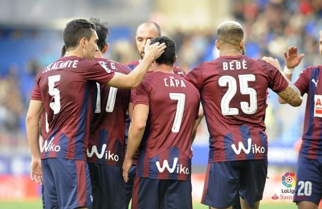 Los jugadores del Eibar celebran uno de los goles ante Las Palmas.