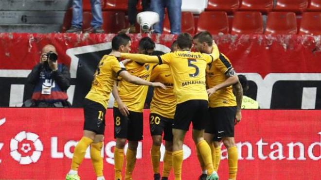 Los jugadores del Málaga celebran el gol de Sandro.