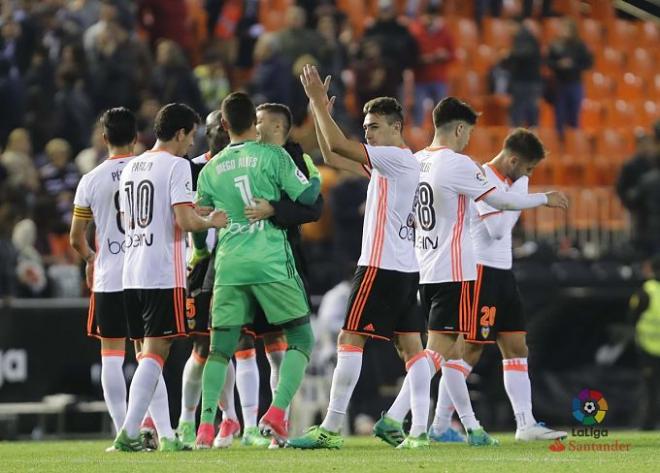 Los jugadores del Valencia celebran la victoria ante el Celta.