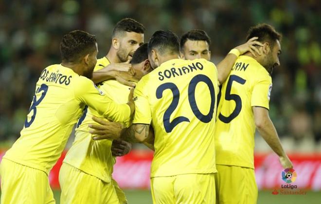 Los jugadores del Villarreal felicitan a Adrián por su gol ante el Betis.