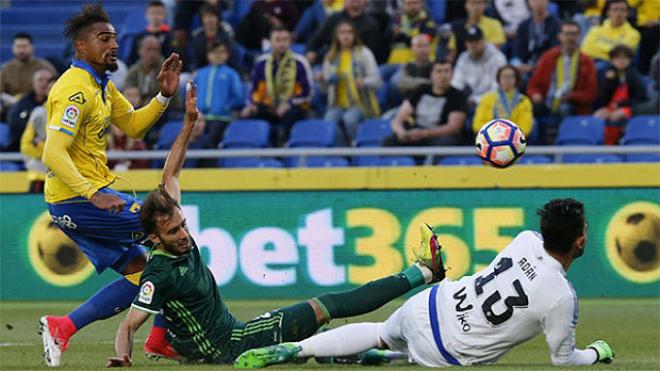 Boateng superó a Adán, en un tanto que no debió subir al marcador.