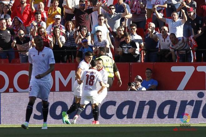 Los sevillistas celebran uno de los tantos del duelo.