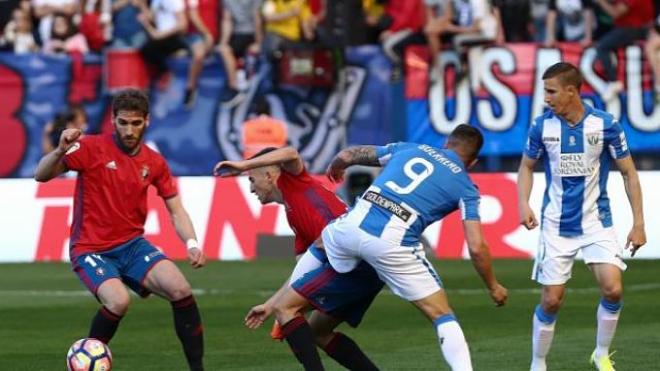 Varios futbolistas pugnan por la posesión de la pelota.