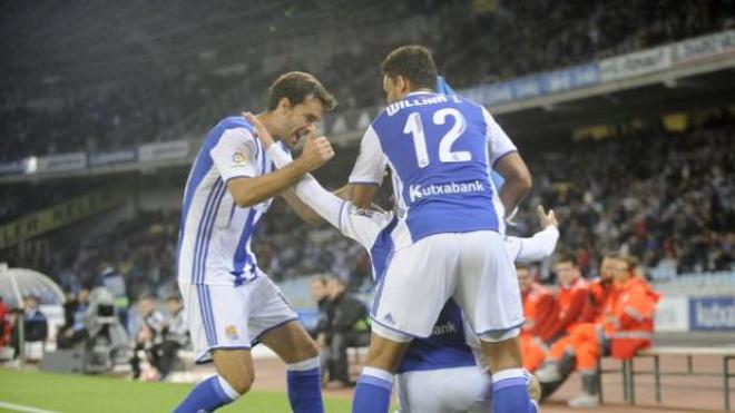 Los jugadores de la Real Sociedad celebran uno de los goles.