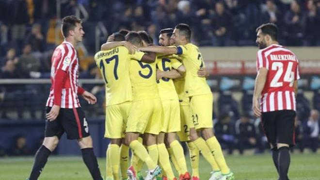 Los jugadores del Villarreal celebran uno de los goles.