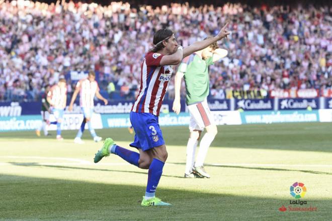 Filipe Luis celebra el tercer gol del duelo ante Osasuna.