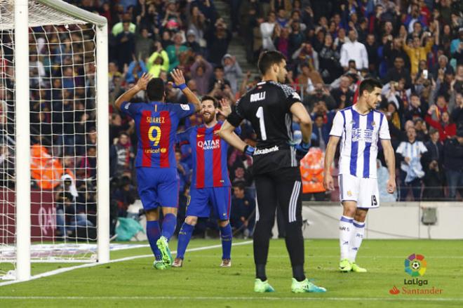 Luis Suárez y Messi celebran el gol del 10 azulgrana.