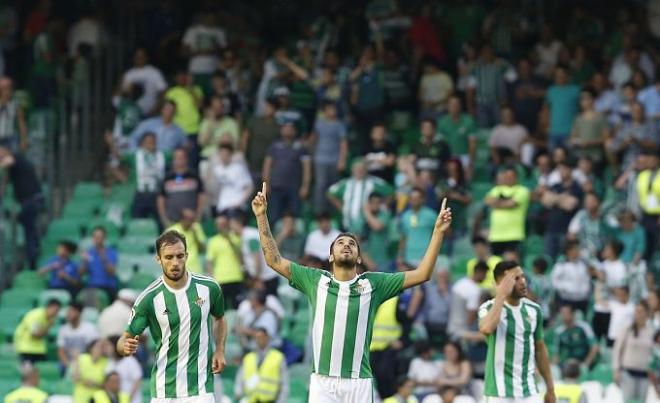 Ceballos señala al cielo tras su gol en el Betis-Eibar.