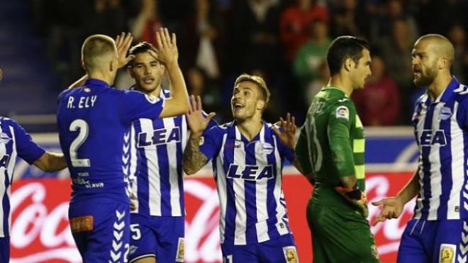 Los jugadores del Alavés celebran el gol de Rodrigo Ely.