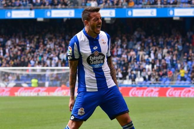 Joselu celebra con rabia el primer tanto.