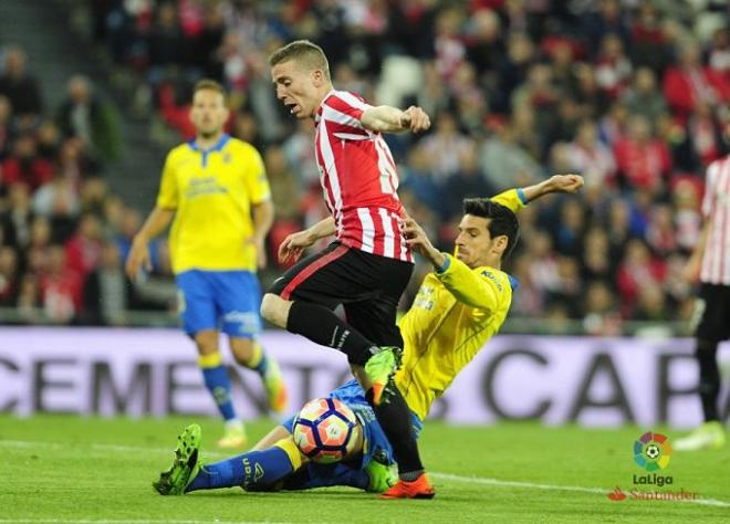 Muniain intenta controlar el balón en el Athletic-Las Palmas.