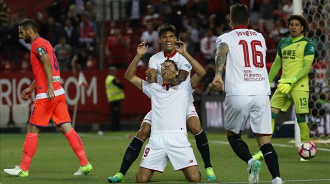 Ganso, Correa y Jovetic celebran uno de los goles al Granada.