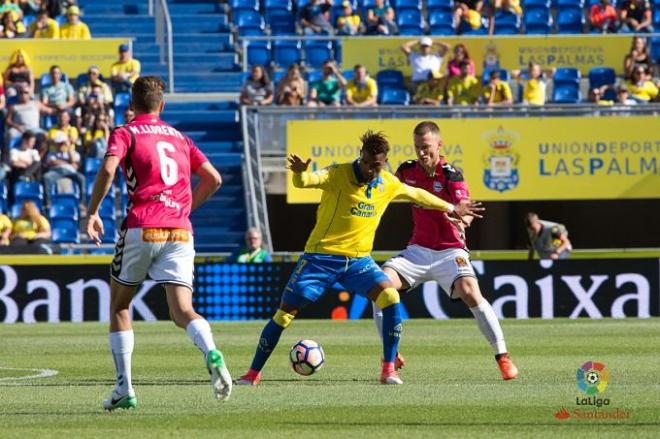 Boateng controla el balón en el Gran Canaria ante el Alavés.