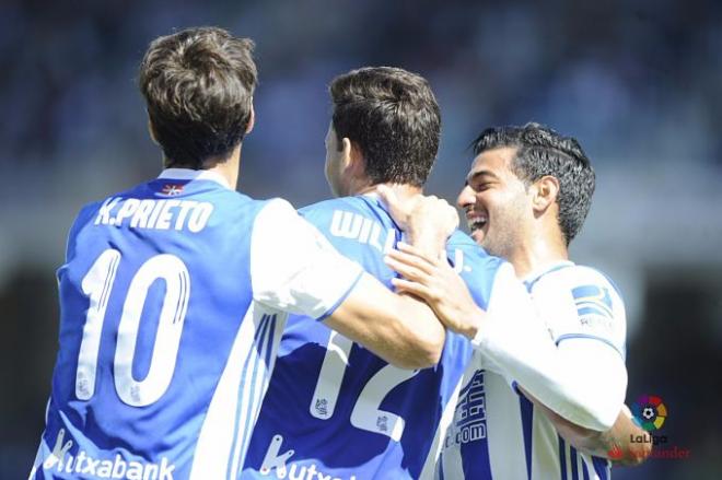 William José celebra su gol ante el Deportivo con Vela y Prieto.