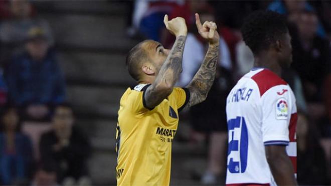 Sandro, celebrando uno de sus goles al Granada.