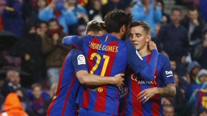 Los jugadores del Barcelona celebran el gol de André Gomes.