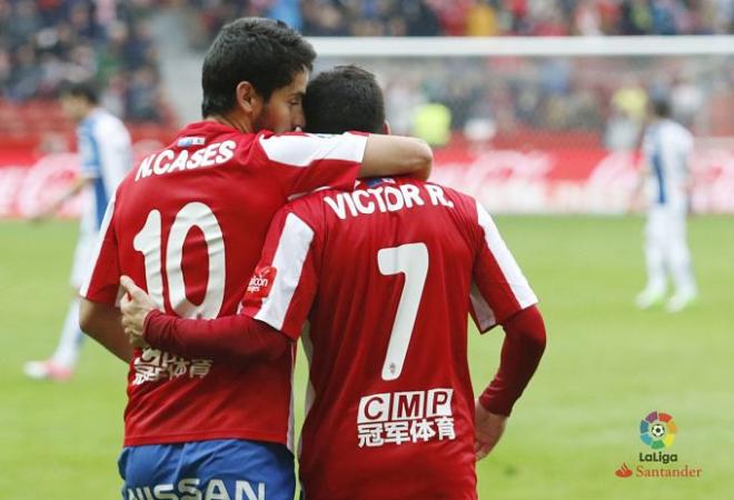 Nacho Cases felicita a Víctor tras su gol.