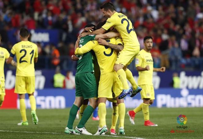 Los jugadores del Villarreal celebran su victoria en el Calderón.