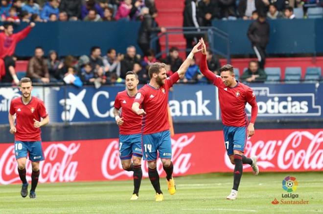Los jugadores de Osasuna celebran un gol ante el Deportivo.