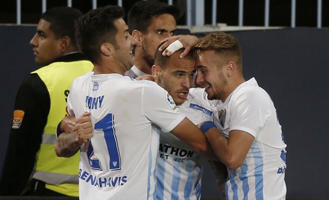 Sandro celebra, junto a sus compañeros, un gol en La Rosaleda.