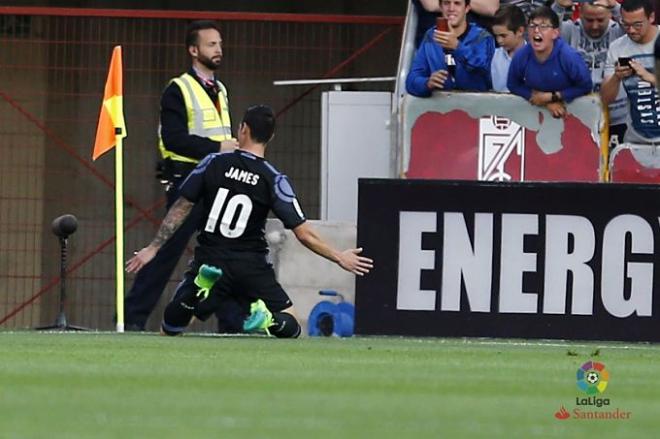 James celebra su primer gol en Granada.