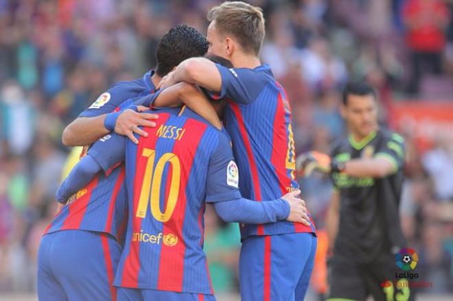 Messi, Suárez y Rakitic se abrazan.