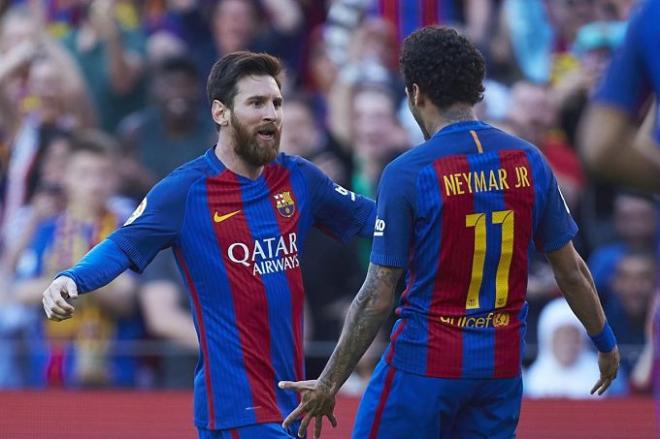 Messi y Neymar celebran un tanto con el Barcelona.