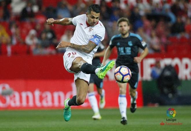 Vitolo intenta controlar un balón en el Sevilla-Real Sociedad.