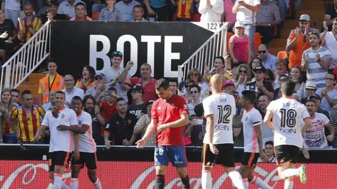 Rodrigo Moreno es abrazado por sus compañeros tras el gol.