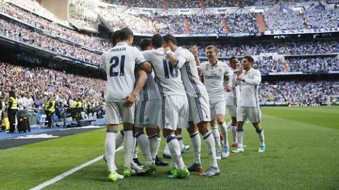 Los jugadores del Madrid celebran uno de los goles ante el Sevilla.