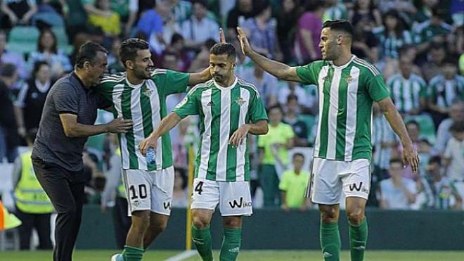 Ceballos celebra su gol con Alexis Trujillo.