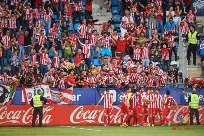 Burgui celebra su gol con la afición desplazada a Ipurúa.