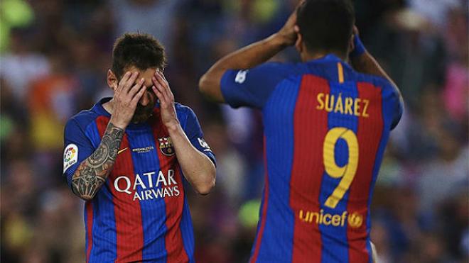 Messi y Suárez se lamentan tras una ocasión fallada.