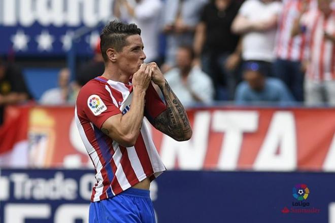 Fernando Torres besa el escudo del Atlético de Madrid.