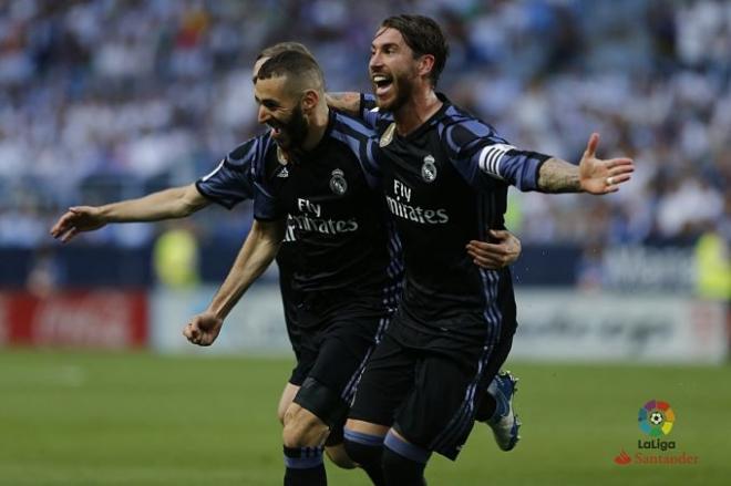 Benzema y Sergio Ramos celebran el segundo gol en La Rosaleda.