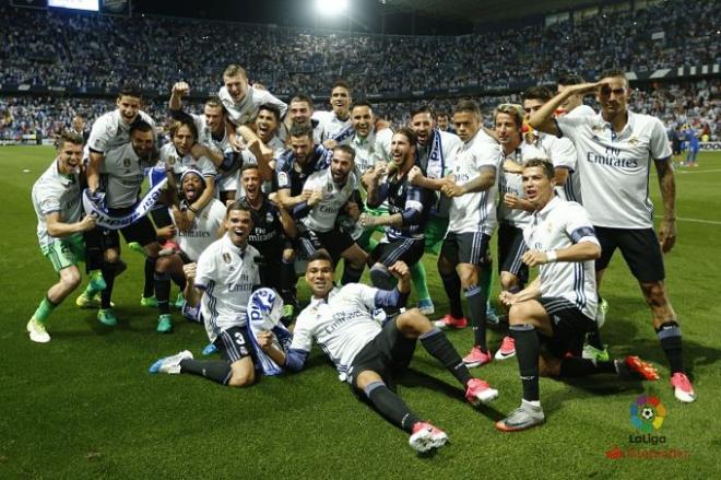 El Real Madrid celebra el campeonato de liga en La Rosaleda.