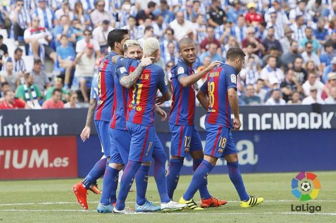 Los futbolistas blaugranas celebran uno de sus goles.