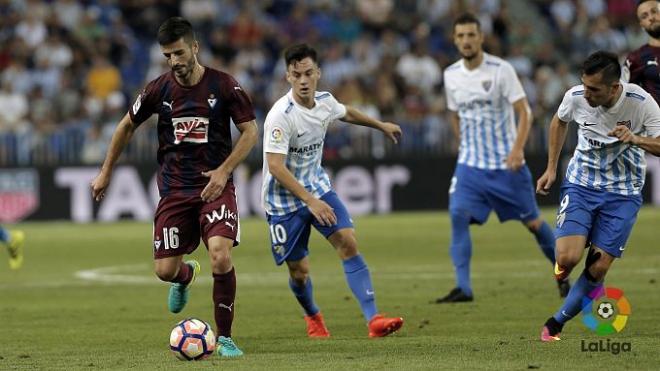 Rico y Juanpi pugnan por la pelota.