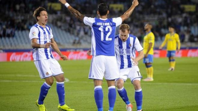 Los jugadores de la Real celebran el 1-0.