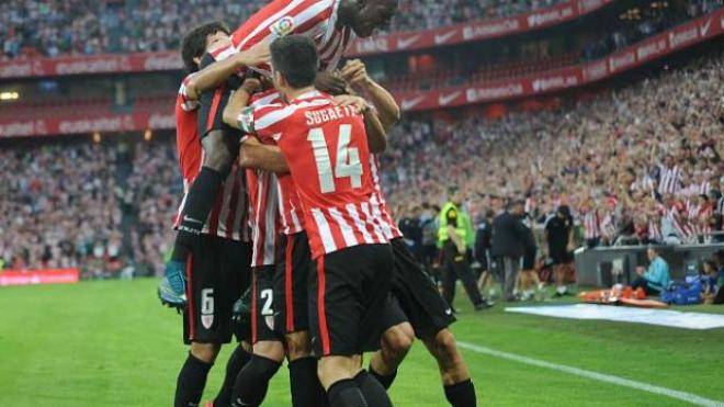 Los jugadores del Athletic celebrando uno de los goles.