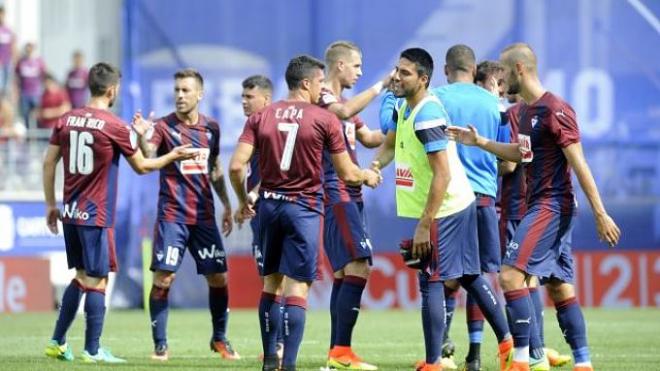 Los jugadores del Eibar celebran el triunfo final.