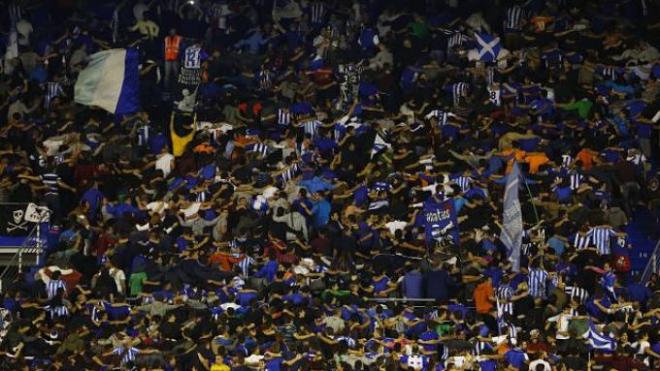 La afición celebra el 1-0 del Alavés.