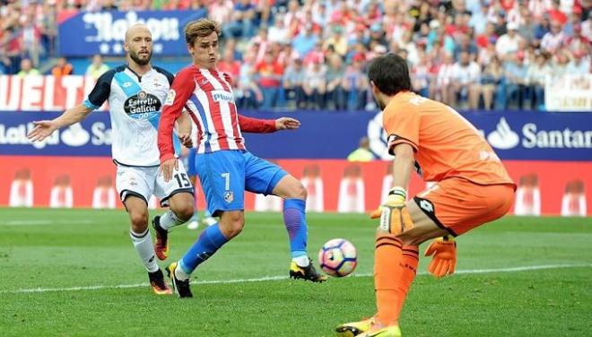 El galo remató así en la jugada del gol.