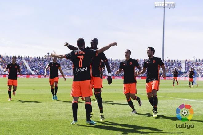 Los valencianistas celebran el tanto de Mario Suárez.