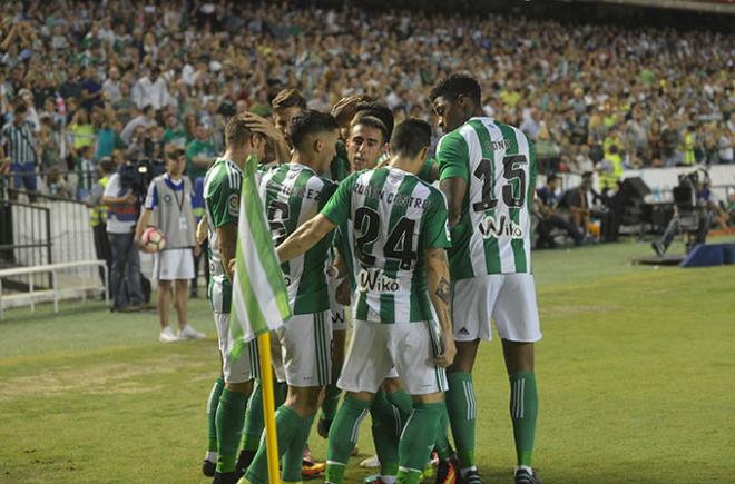 Los jugadores del Betis celebran el gol ante el Málaga.