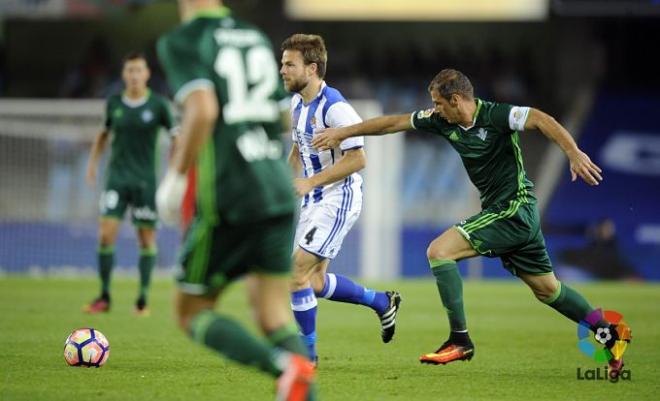 Illarramendi y Joaquín pugnan por el balón en el Real Sociedad-Betis.