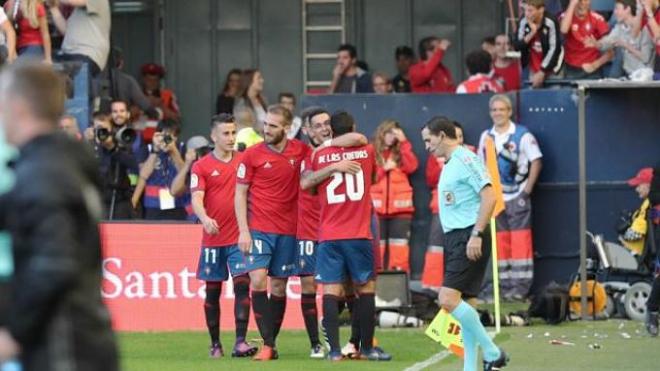 Los jugadores del Osasuna celebran uno de sus goles.