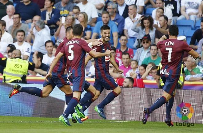 Fran Rico celebra su gol en el Bernabéu.