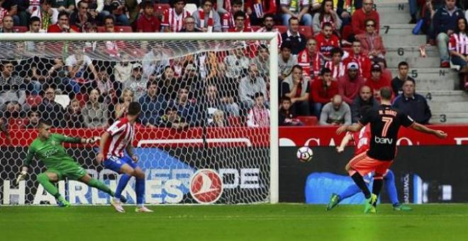 Así marcó Mario Suárez el primer gol del choque.